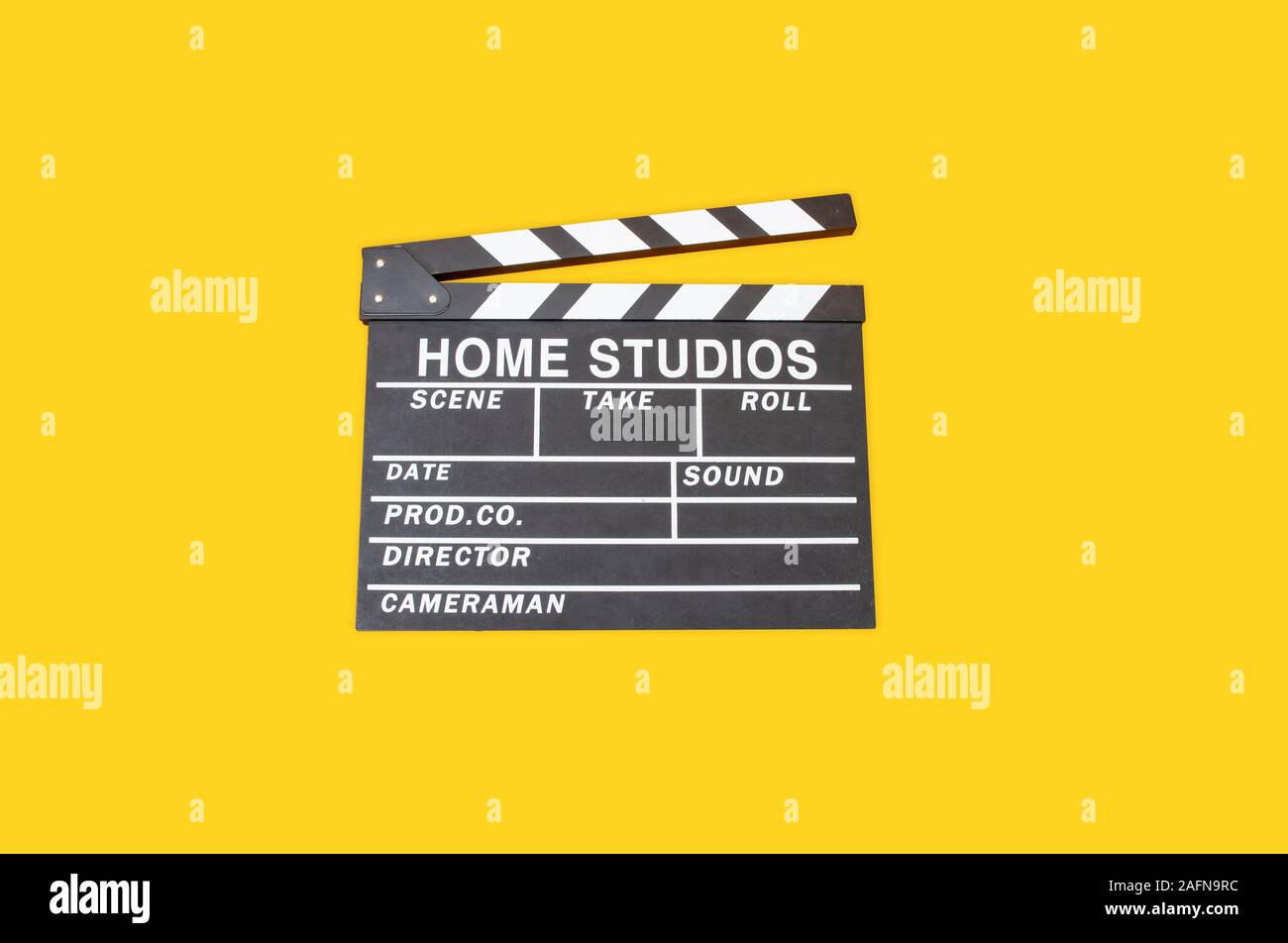 Geöffnet Film klatschen Board auf gelben Hintergrund, Film Making Gerät Stockfoto