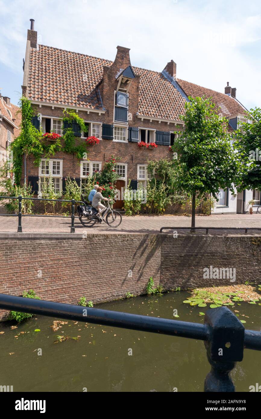 Das Zentrum von Amersfoort mit seinen alten Gebäuden, die Niederlande. Stockfoto
