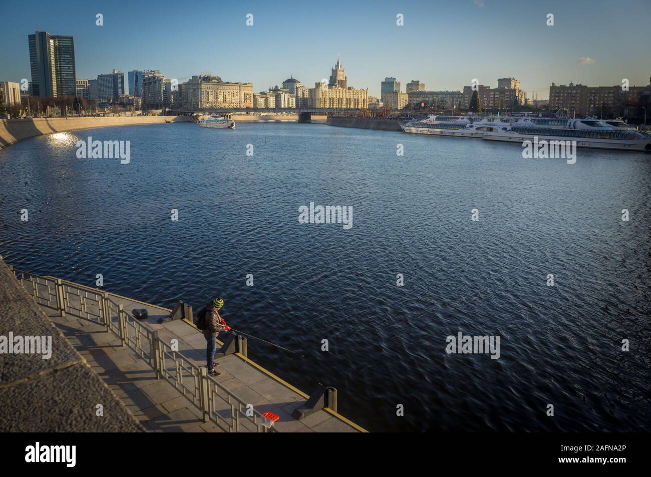 Dezember 15, 2019, Moscou, Russland: Mann angeln im Fluss Moskau (Bild: © Baumgartner Stringer/ZUMA Draht) Stockfoto