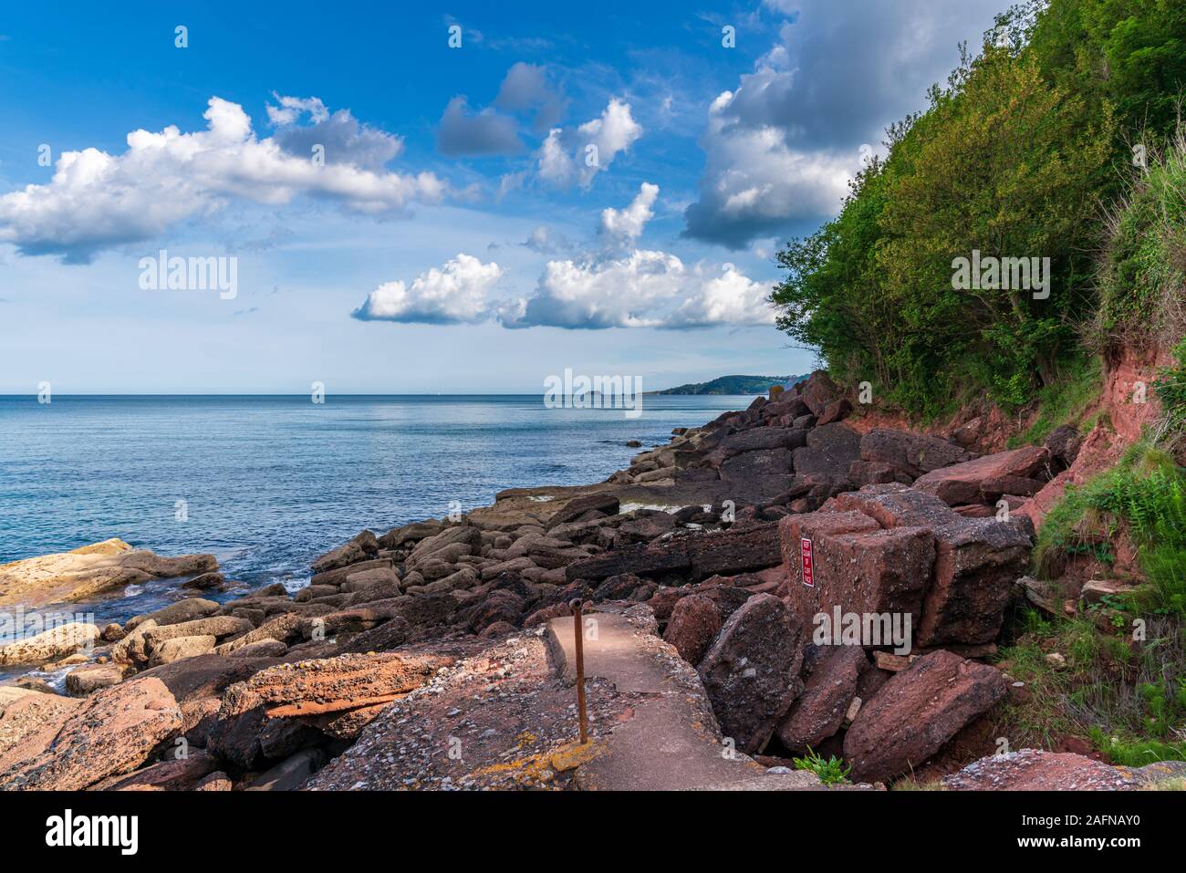 Wolken über dem Strand in Maidencombe, Torbay, England, Großbritannien Stockfoto