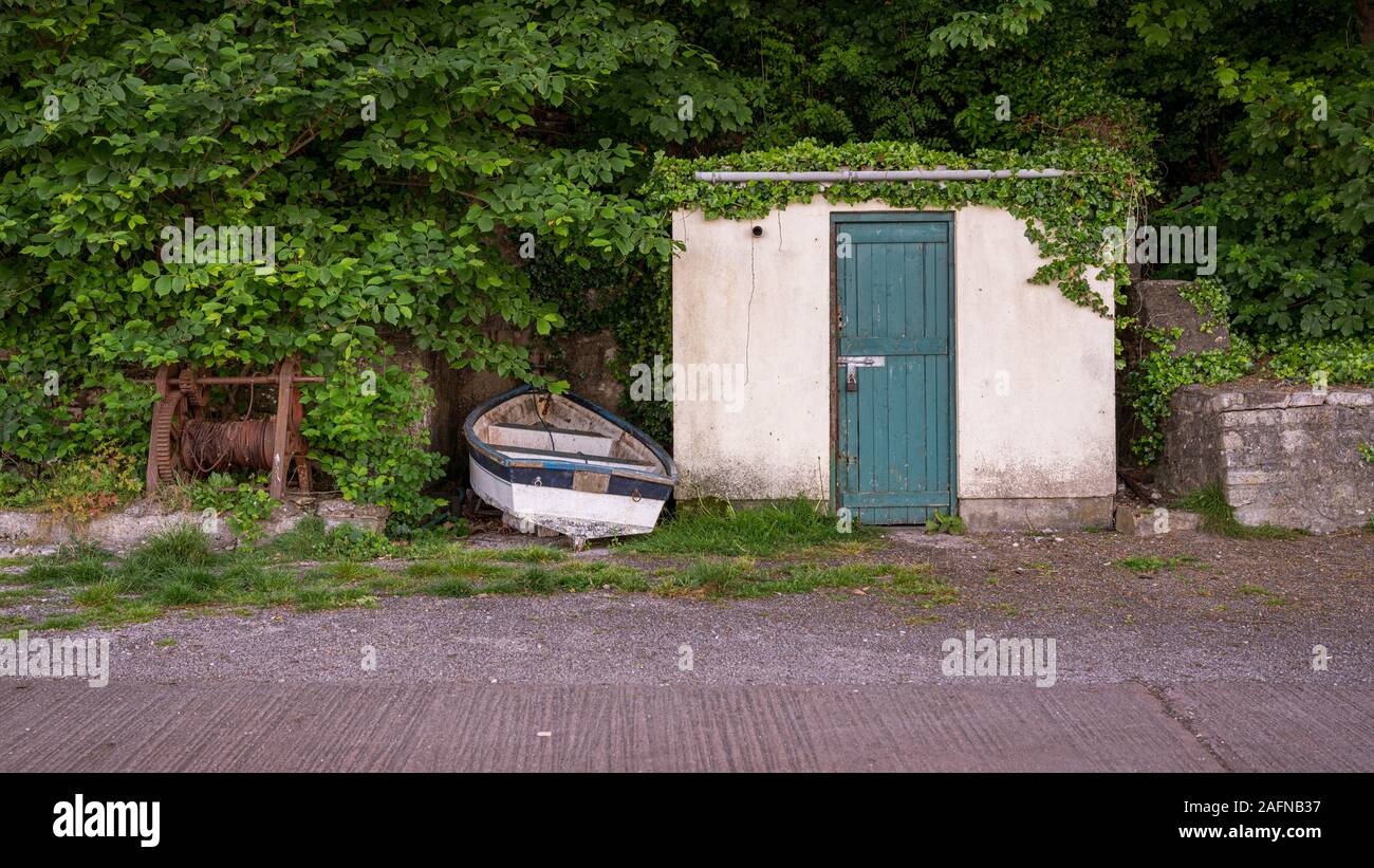 Eine Fischerhütte, einer Seilwinde und ein kleines Boot, in Babbacombe Beach, Torbay, England, UK gesehen Stockfoto