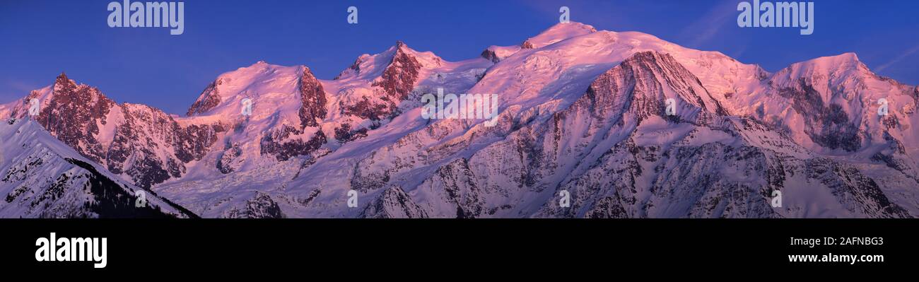 Mont Blanc Massiv in der Dämmerung. Panoramablick umfasst Aiguille du Midi, Mont Blanc Du Tacul, Bossons und Taconnaz Gletscher. Haute-Savoie, Alpen, Frankreich Stockfoto