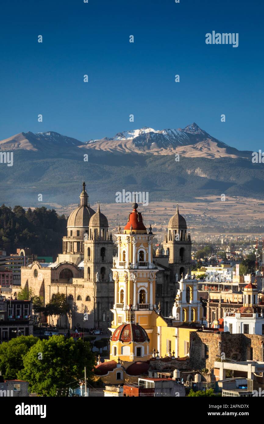 Colonial Downtown von Toluca, Mexiko mit den Nevado de Toluca Berg im Hintergrund. Stockfoto