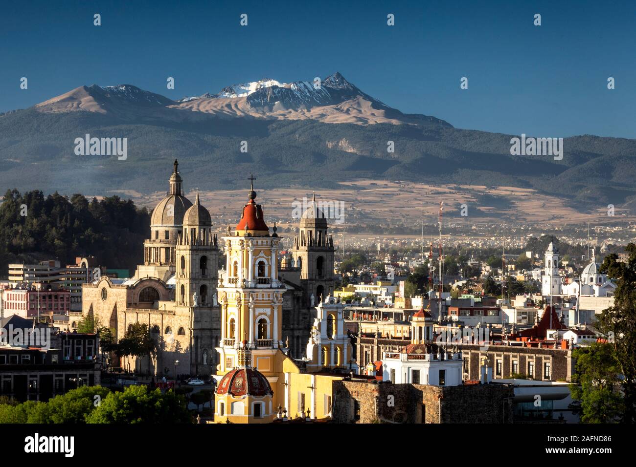 Den Nevado de Toluca Berg erhebt sich oberhalb der historischen Downtown von Toluca, Mexiko. Stockfoto