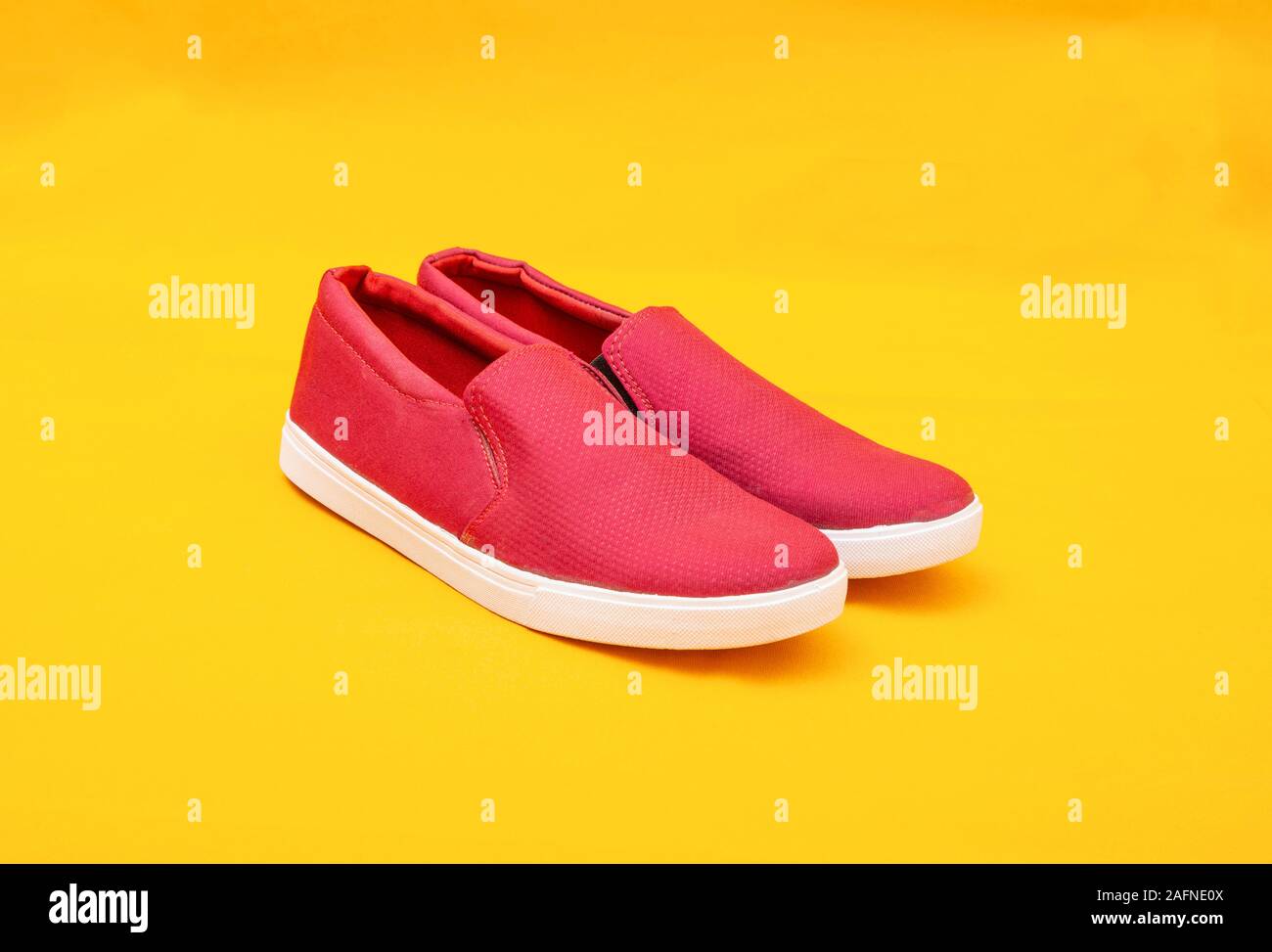 Stilvolle kausale Herren Schuh auf gelbem Hintergrund, Konzept reisen Stockfoto