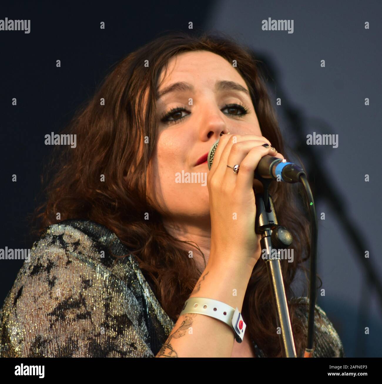 BATH, ENGLAND, VEREINIGTES KÖNIGREICH - May 22, 2019: Folk Gruppe gebrochene Knochen Matilda in der Leistung in der Kneipe im Park Festival, Victoria Park, Badewanne, Ger Stockfoto