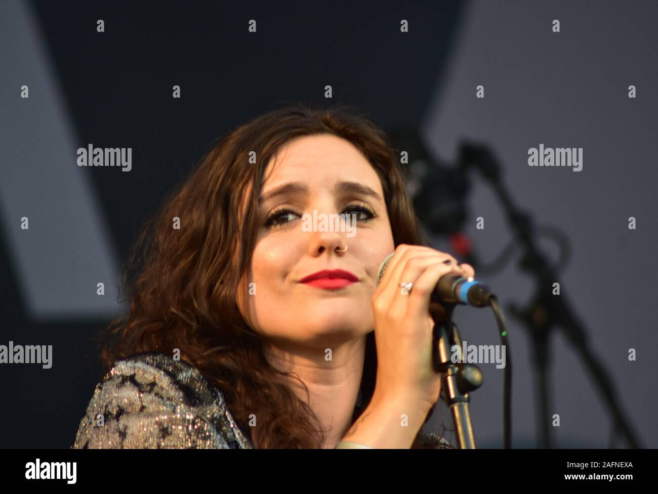 BATH, ENGLAND, VEREINIGTES KÖNIGREICH - May 22, 2019: Folk Gruppe gebrochene Knochen Matilda in der Leistung in der Kneipe im Park Festival, Victoria Park, Badewanne, Ger Stockfoto