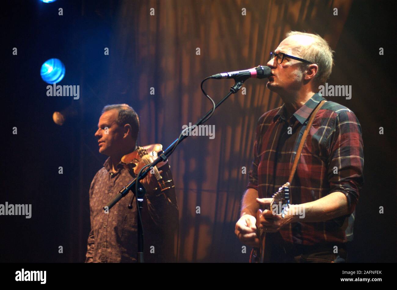 BATH, England, Großbritannien - 20.November 2013: Adrian Edmondson und die schlechten Hirten in Leistung bei Komedia, Bath, England. 20. November 2013. Stockfoto