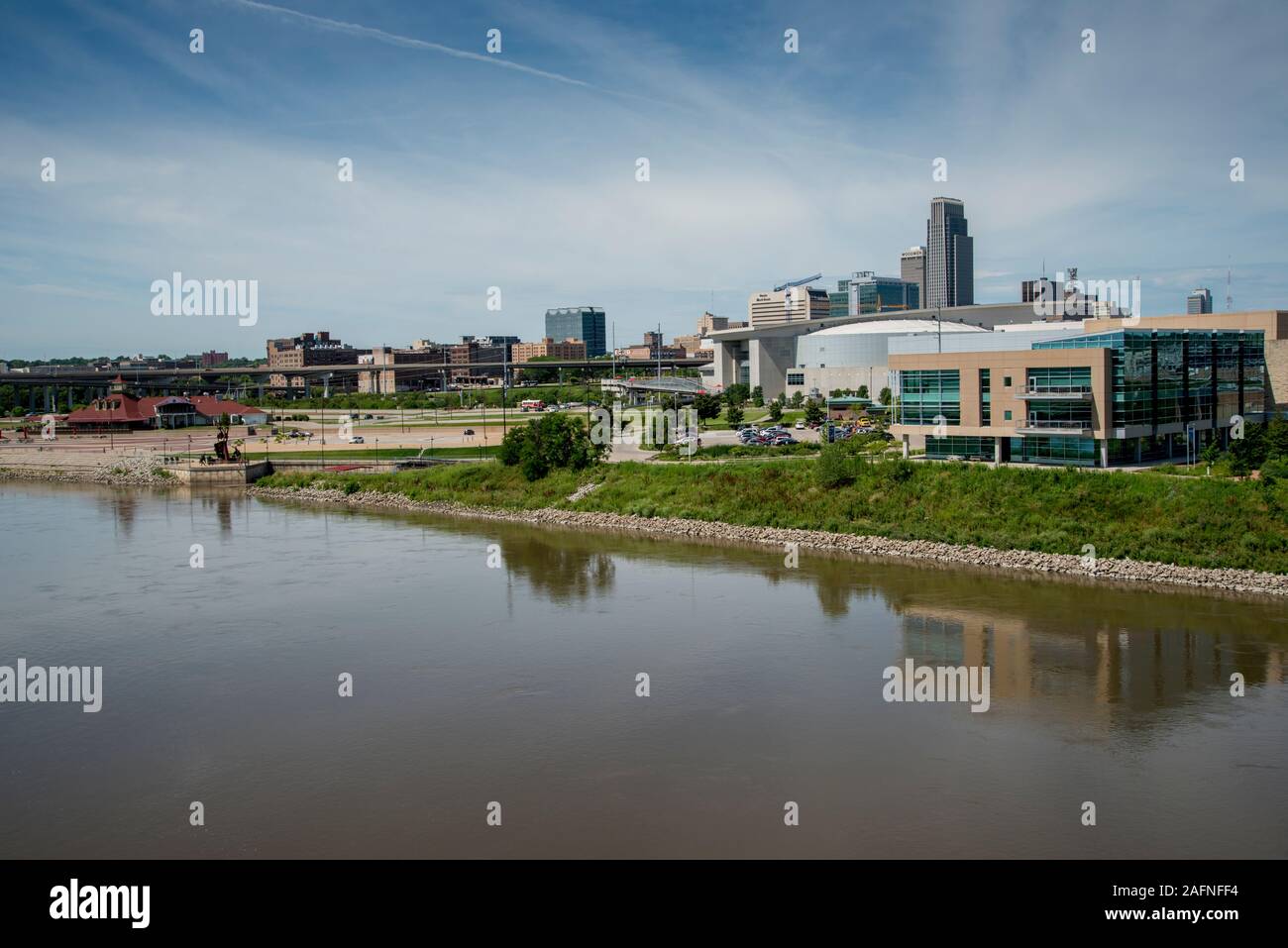 Omaha, Nebraska. Skyline von Omaha auf dem Missouri River. Stockfoto