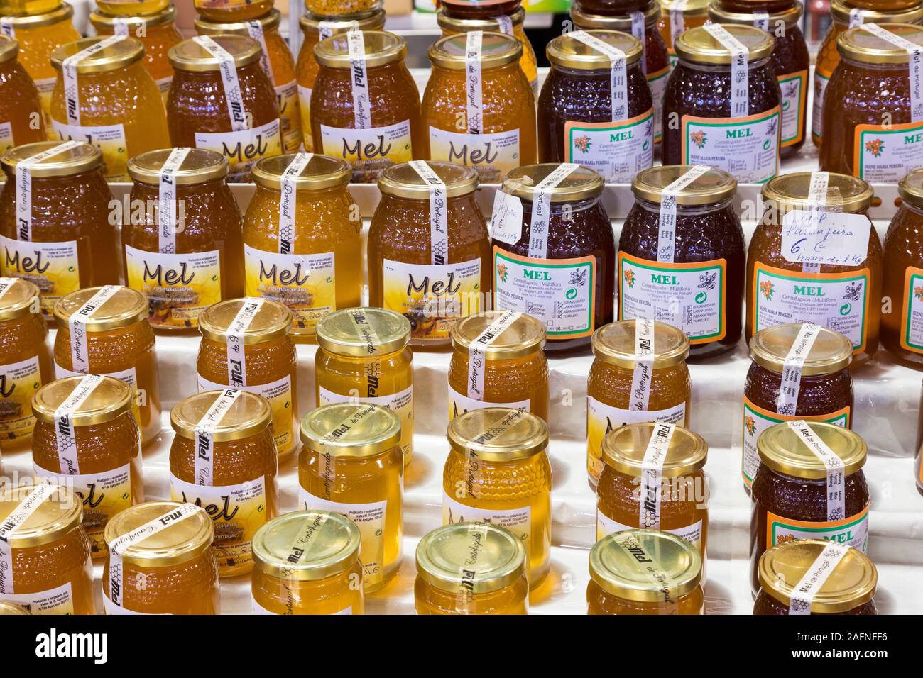 Gläser Honig auf Verkauf im Markt, Loule, Algarve, Portugal Stockfoto