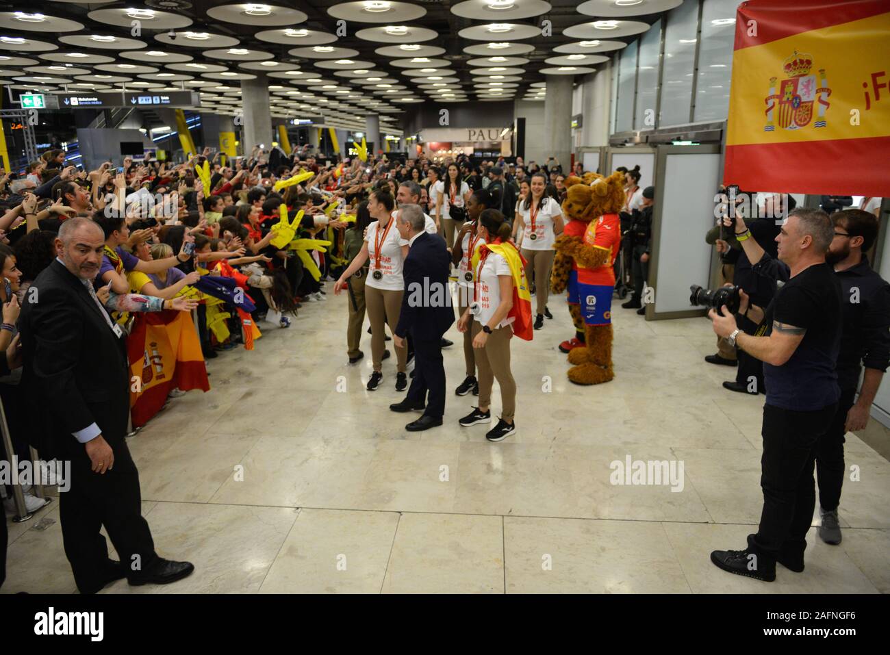 Madrid, Spanien. 16 Dez, 2019. Bei der Ankunft der spanischen Handballer, nach Erhalt einer Silbermedaille an der Weltmeisterschaft, Madrid Dezember 16, 2019 Credit: CORDON PRESSE/Alamy leben Nachrichten Stockfoto