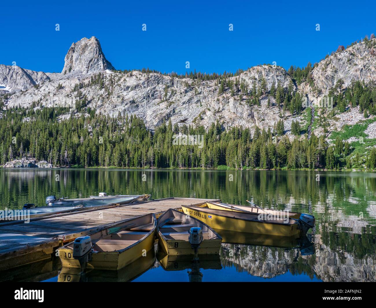 Boote am Dock, Lake George, Mammoth Lakes, California. Stockfoto