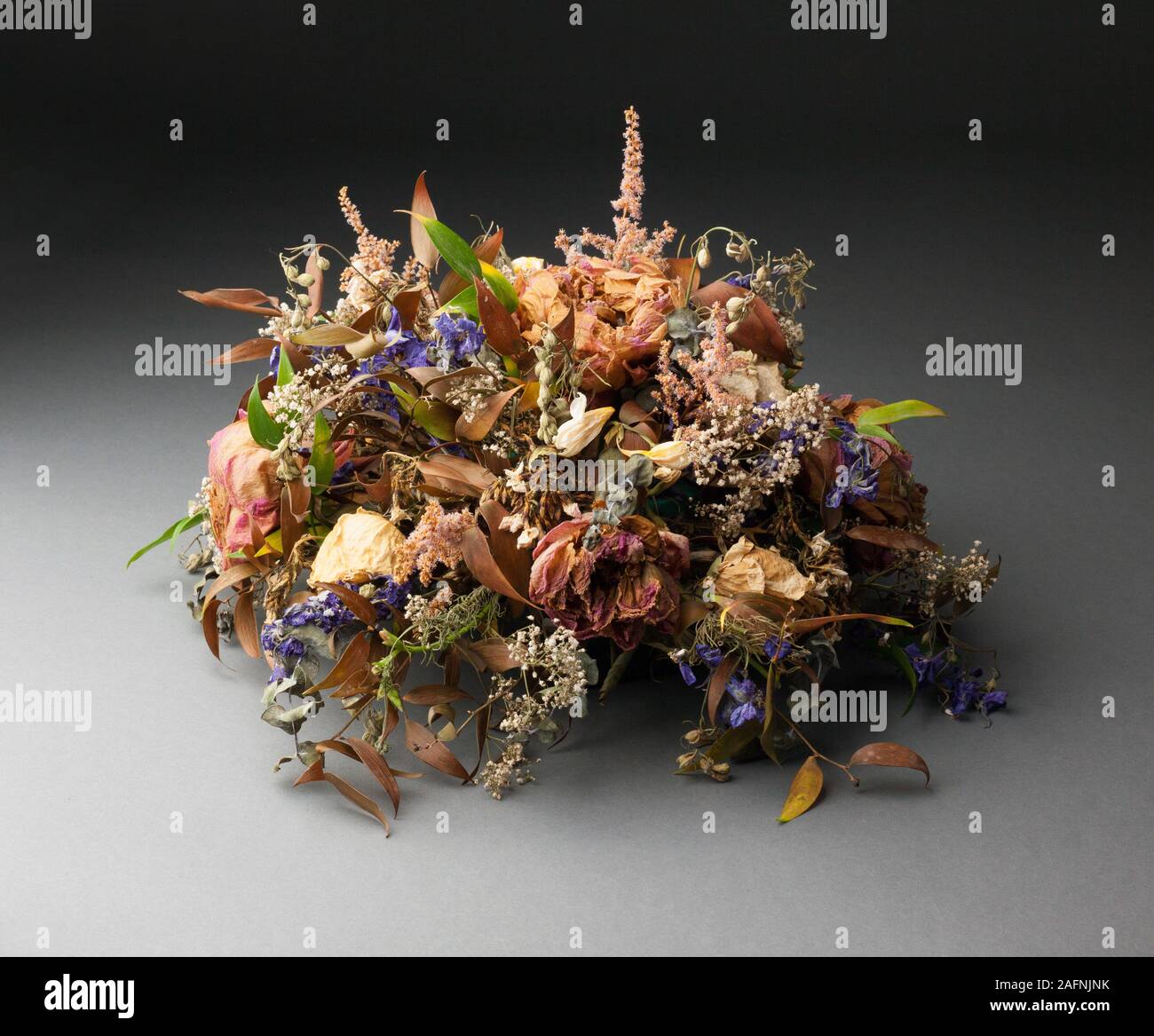 Tote Blumen in einem Kranz Stockfoto