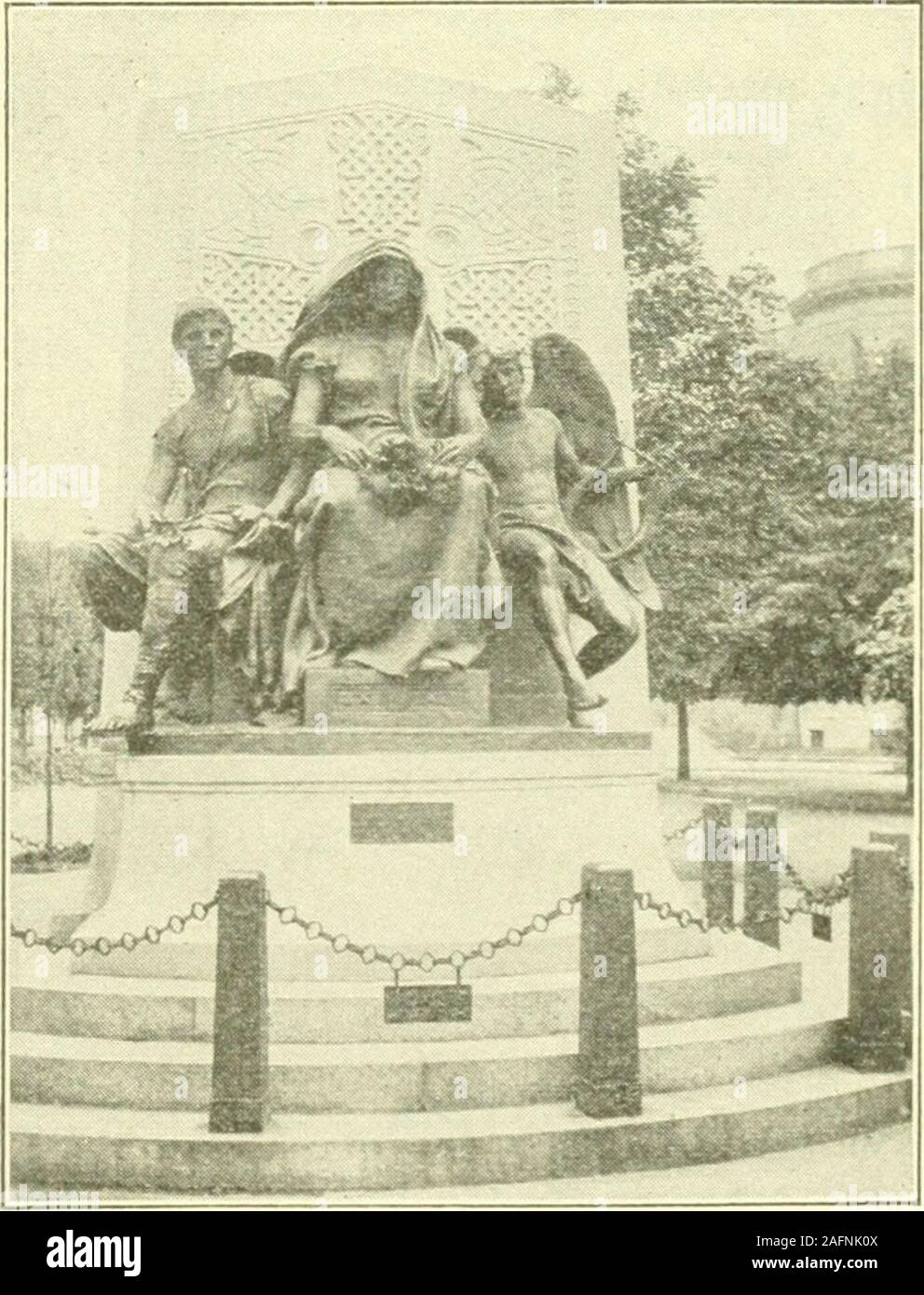 . Rand McNally Boston Führer durch die Stadt und Umgebung, mit Karten und Abbildungen... home von Gouverneur Bell - Ingham; es ist jetzt von der Gary House Association erhalten. Revere und Winthrop im Osten sind gut - seashoretowns bekannt. Bei Winthrop gibt Es stilj Ständigen der alten Heimat ofDeane Winthrop, Sohn des Gouverneurs. Es war ungefähr 1640, und ist sehr gepflegt durch die winthrop Verbesserung Gesellschaft errichtet. Newton. Westlich von Brighton und Brookline, reachedby erhöhten Autos, die Boston und Worcester Street Bahnhof, Ausgefertigten ein Dutzend Stationen durchdie Boston & AlbanyRailroad. Eine der Themost schöne Fahrten isfr Stockfoto