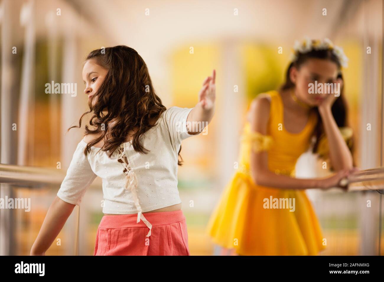 Mädchen schmollen, wie sie Uhren ihre Schwester tanzen. Stockfoto