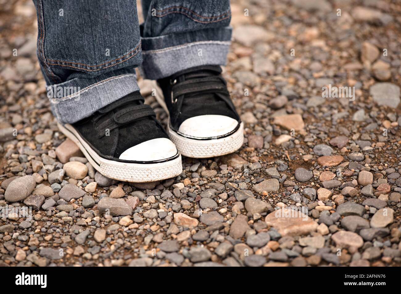 In der Nähe des kleinen Jungen Schuhe. Stockfoto