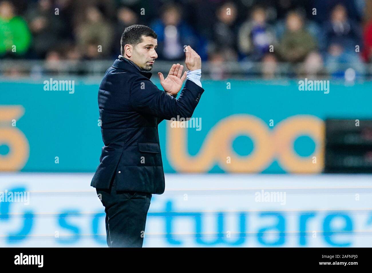 Darmstadt, Deutschland. 16 Dez, 2019. 2. Fussball Bundesliga, SV Darmstadt 98 - VfB Stuttgart 17. Spieltag, in der Merck Stadion am Böllenfalltor. Darmstadts Trainer Dimitrios GRAMMOZIS gestikulierte. Foto: Uwe Anspach/dpa - WICHTIGER HINWEIS: In Übereinstimmung mit den Anforderungen der DFL Deutsche Fußball Liga oder der DFB Deutscher Fußball-Bund ist es untersagt, zu verwenden oder verwendet Fotos im Stadion und/oder das Spiel in Form von Bildern und/oder Videos - wie Foto Sequenzen getroffen haben./dpa/Alamy leben Nachrichten Stockfoto