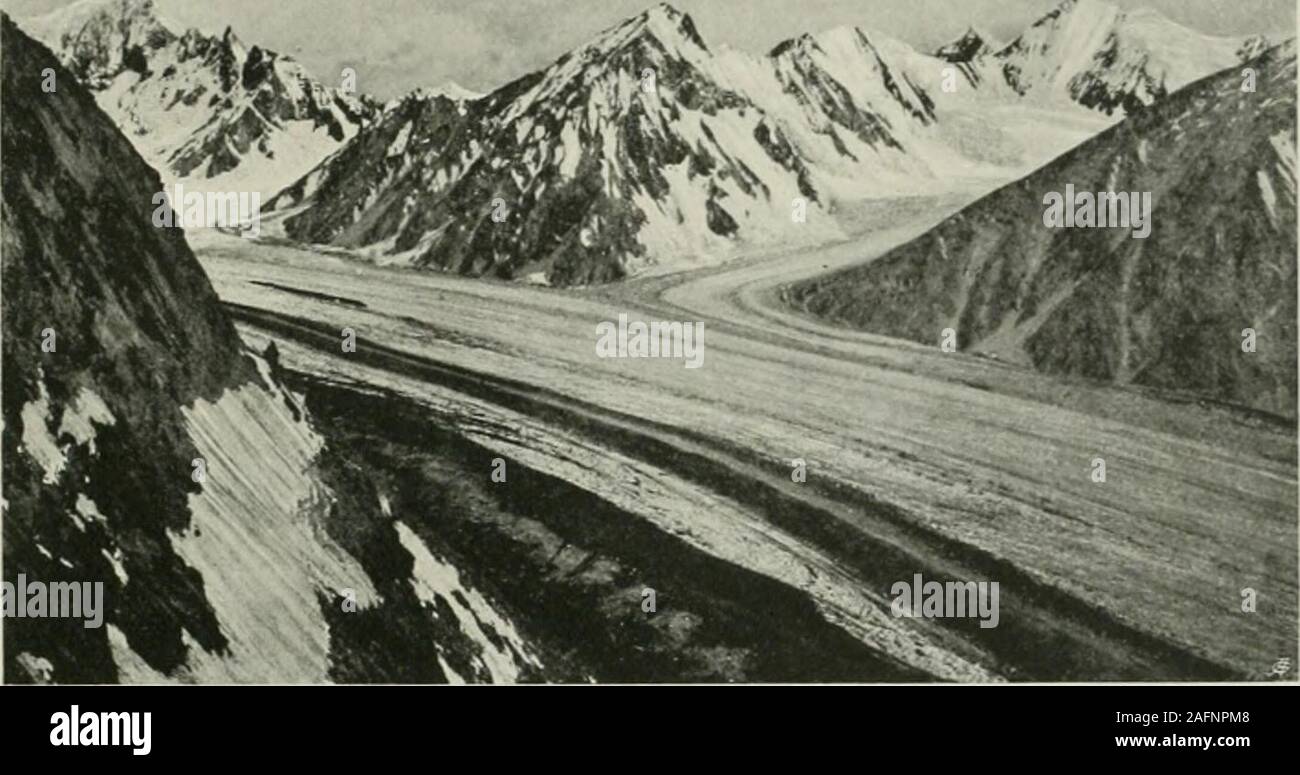 . 1627-1630 und westlichen Himalaya 1909, ein Bericht über die Expedition von H. R. H. Prinz Luigi Amadeo von Savoyen, Herzog der Abruzzen. Die VIGNE GLETSCHER UND SEINE NEBENFLÜSSE DER LINKEN B. VXK. Es war ein Ughtening der Atmosphäre in den Westen, und wir couldtell, dass wir das Niveau der Mund des Yigne Gletscher erreicht hatte. Etwas weiter auf, wo das Ende seiner Rechten berührt auf thevalley Sporn, machten wir oui Moulin du Roc, der importunities des Kulis, die müde waren und mit dem schlechten Wetter entmutigt. Eine littleafterwards Wir durch fünf coohes aus broughtus Rdokass, der Post eine verbunden wurden Stockfoto