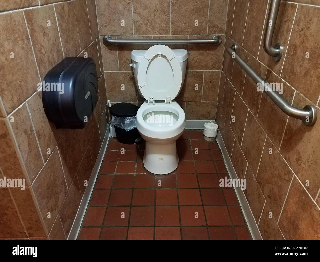 Bad mit WC und Fliesenböden und schienen Abschaltdruck Stockfoto