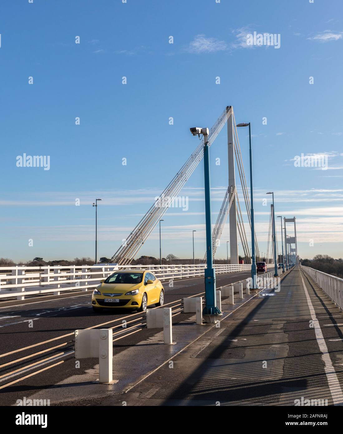 Auto auf den Severn River Crossing mit Verkehr Kamera, Newport, Großbritannien Stockfoto