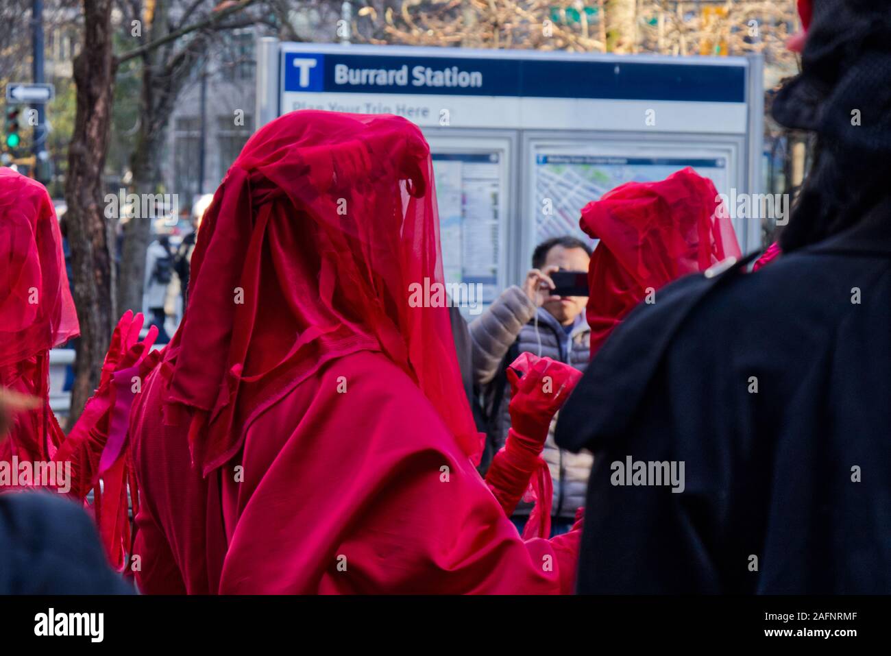 Vancouver, Kanada - 29 November 2019: Menschen tragen rote Kleider beteiligen sich an Klima Streik in der Nähe von Burrard Sky Train Station Stockfoto