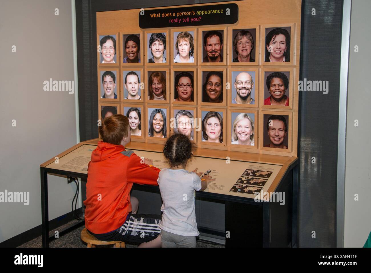 St. Paul, Minnesota. Science Museum von Minnesota. Der 13 Jahre alte Jungen und seine vier Jahre alte rassische Bi - Schwester auf einer Ausstellung genannt; Rasse: Sind wir so Unte Stockfoto