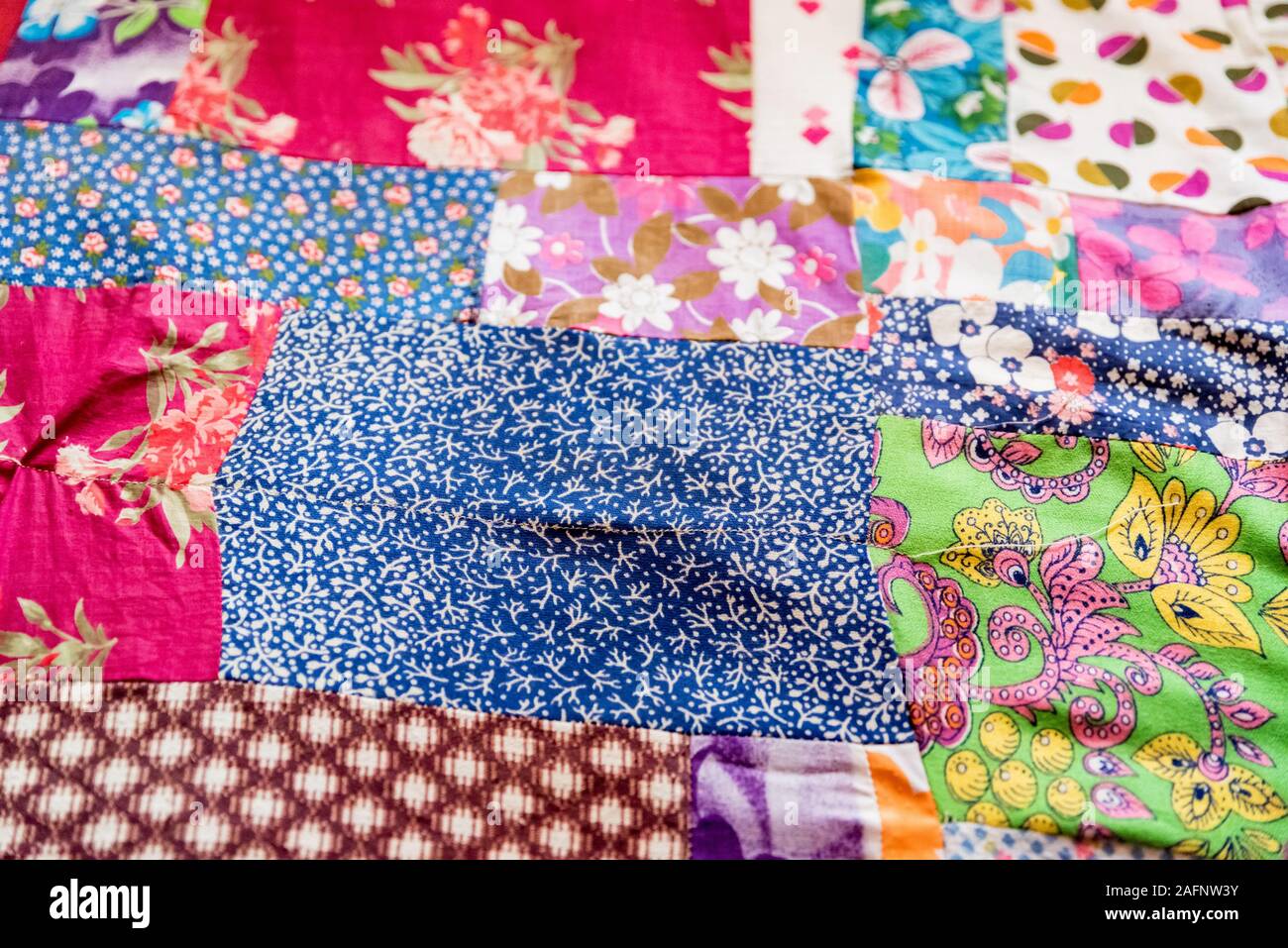 Blick auf traditionelle Handarbeit Patchwork Quilt aus hellen Stücke Stockfoto