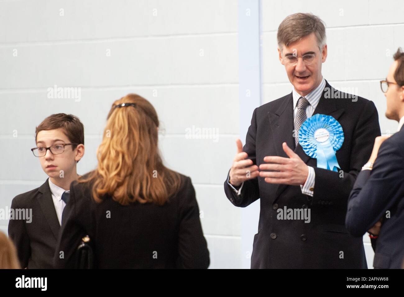 Sport Training Village, Universität von Bath, Claverton Down, Badewanne, Somerset, UK. 13. Dezember 2019. Jakob Rees-Mogg zusammen mit seiner Frau Helena de Stockfoto