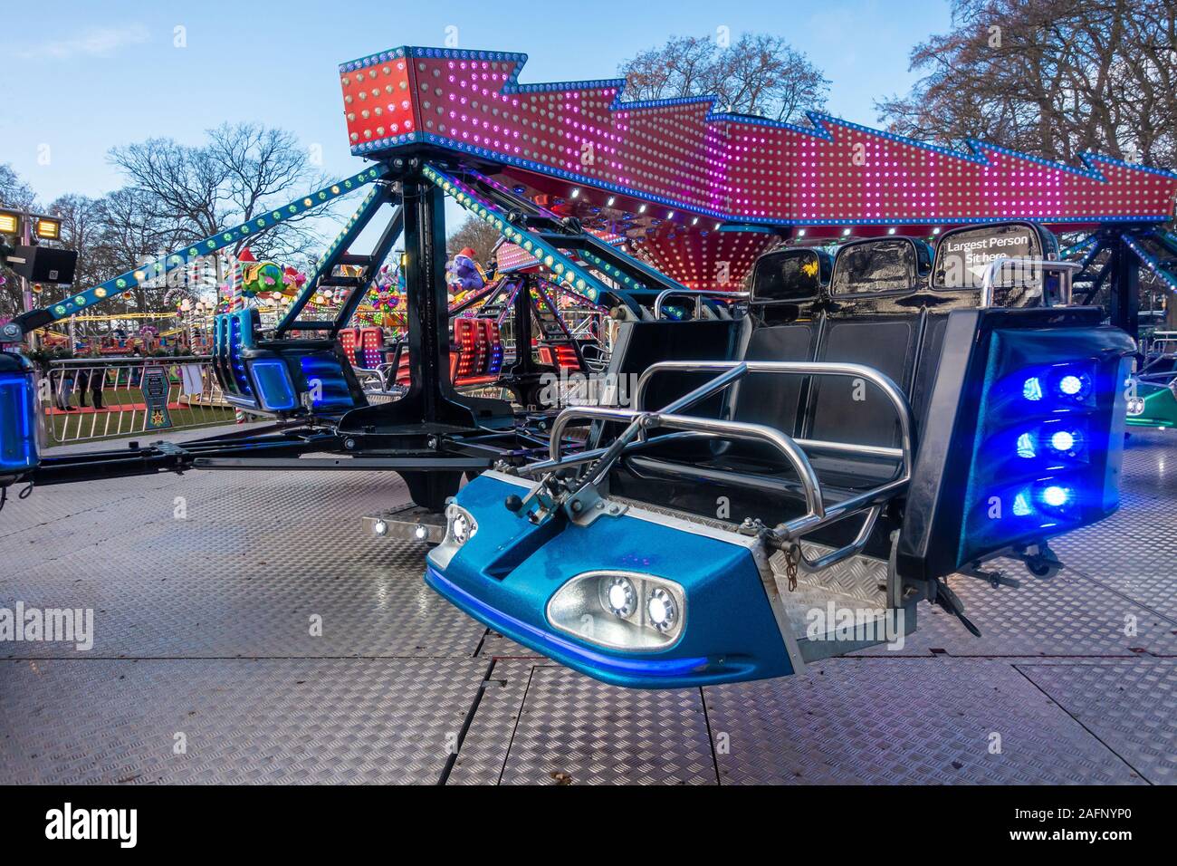 Ein Messegelände fahren, die dreht sich auf zwei Achsen. Stockfoto