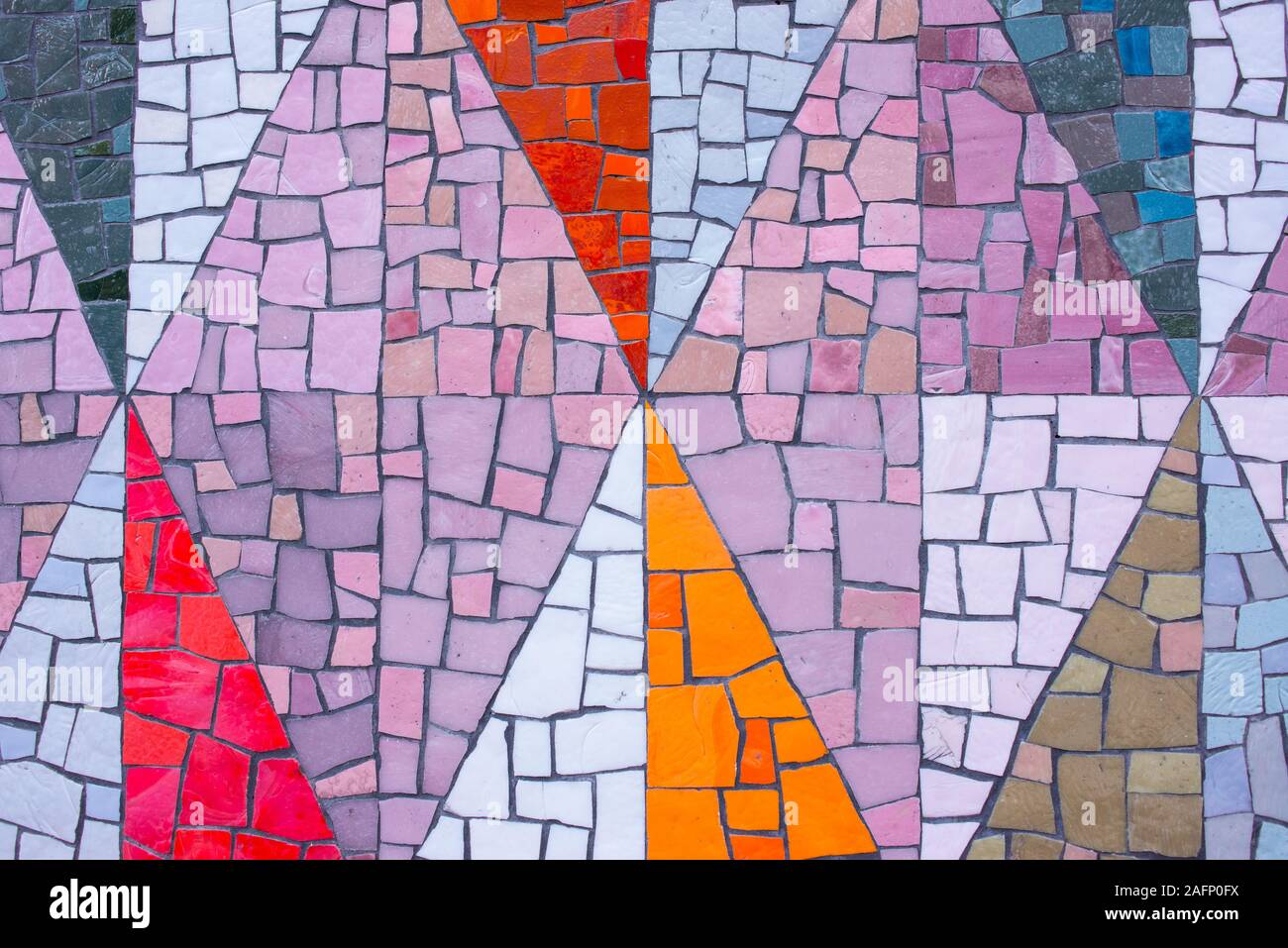 Mosaik Stein farbigen Muster in dreieckige Formen an der Wall Stockfoto