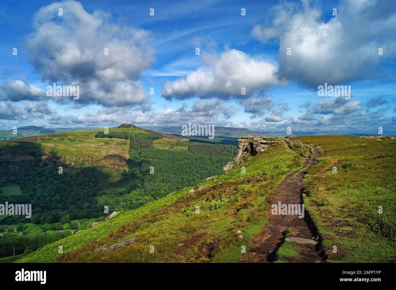 Großbritannien, Derbyshire, Peak District, Bamford Kante und Win Hill im Sommer Stockfoto