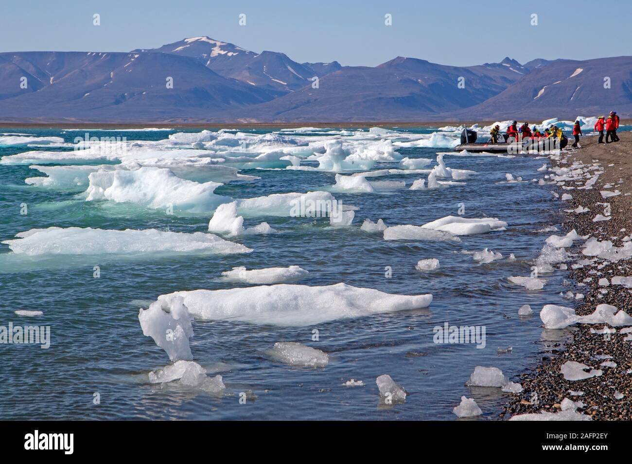 Sternzeichen mit Kreuzfahrtschiff Passagiere an Land an Myggbukta, im Nordosten Grönlands Nationalpark kommen Stockfoto