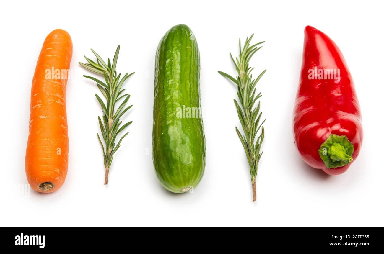 Satz von frischem Gemüse. Karotte, Gurke, Paprika und Basilikum. Köstlich würzigen Zutaten für smoozie oder frische Getränk. Stockfoto