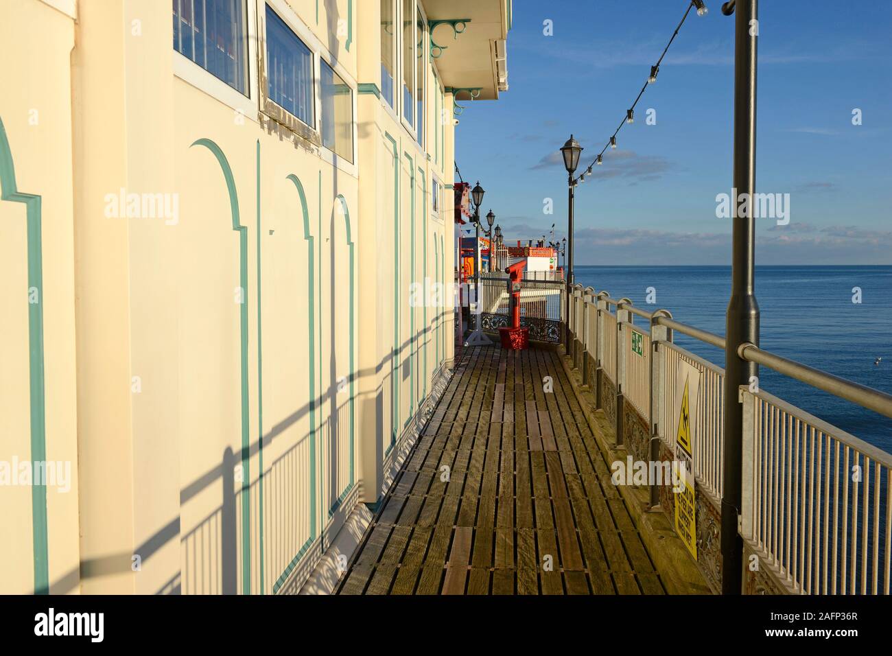 Anzeigen außerhalb der Spielhalle auf der Pier in Torquay, Devon. Stockfoto