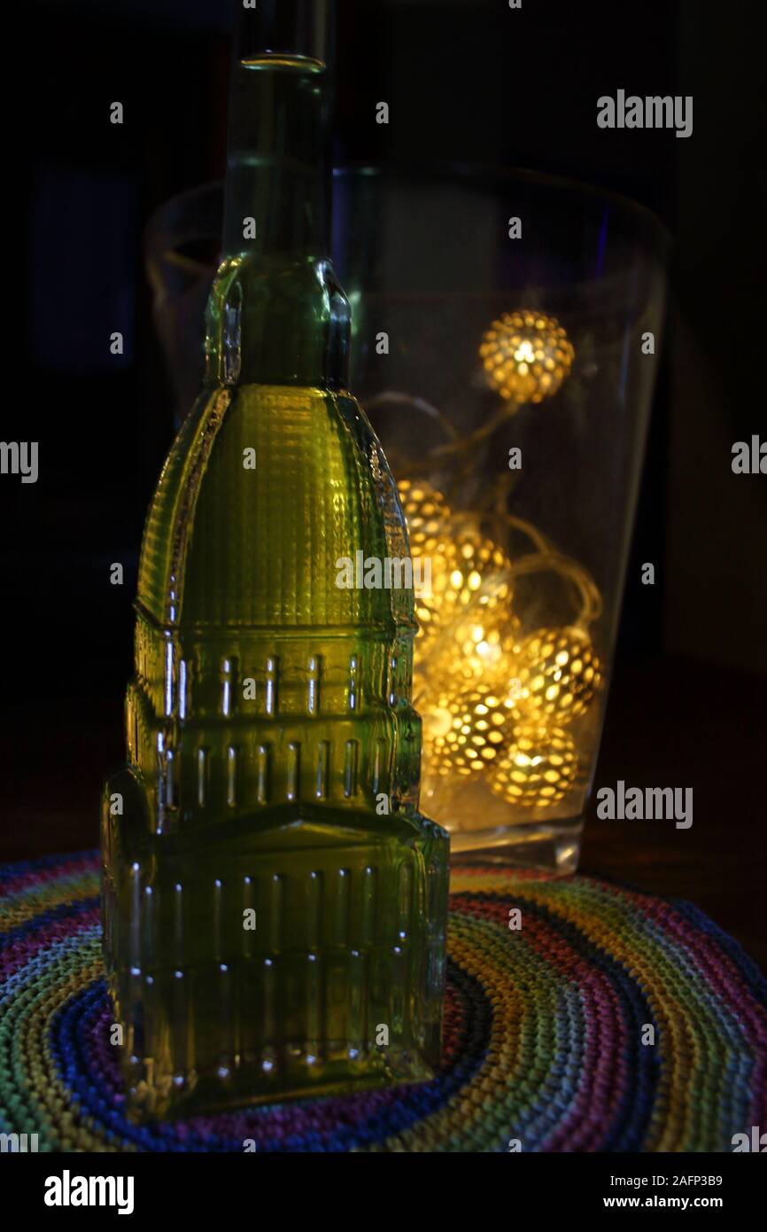 Schöne Flasche Absinth mit der Form der Mole Antonelliana, dem Symbol von Turin, Italien. Stockfoto