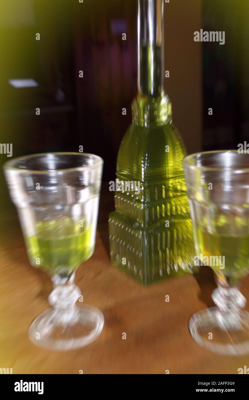 Schöne Flasche Absinth mit der Form der Mole Antonelliana, dem Symbol von Turin, Italien. Stockfoto