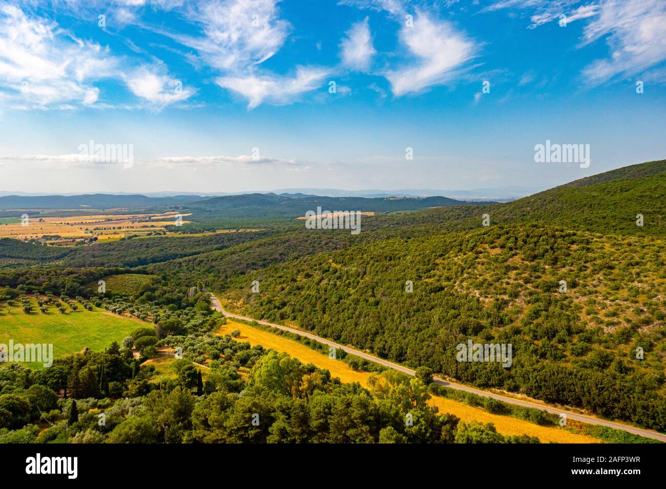 Landschaft von der Anhöhe von Capalbio in der Toskana mit blauem Himmel und Wald Stockfoto