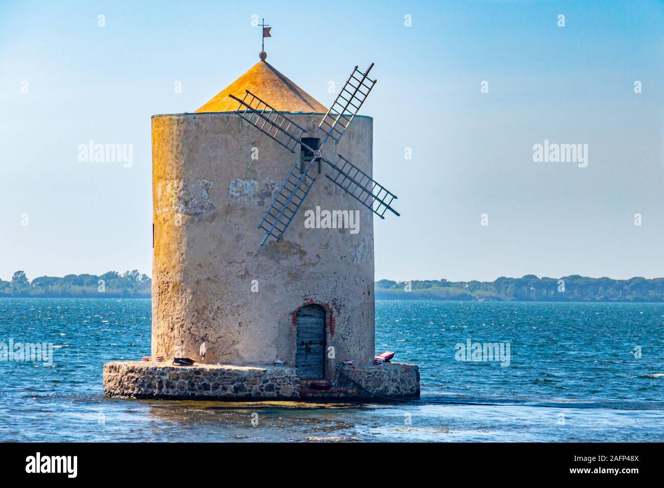 Die klassische Mühle von Orbetello in Argentario Lagune im Süden der Toskana mit Meer und Möwen Stockfoto