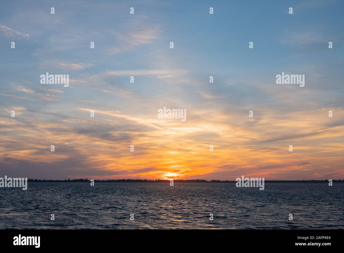 Sonnenuntergang auf der Lagune von Orbetello in der Toskana in der Nähe von Monte Argentario mit bunten Himmel und Meer Stockfoto