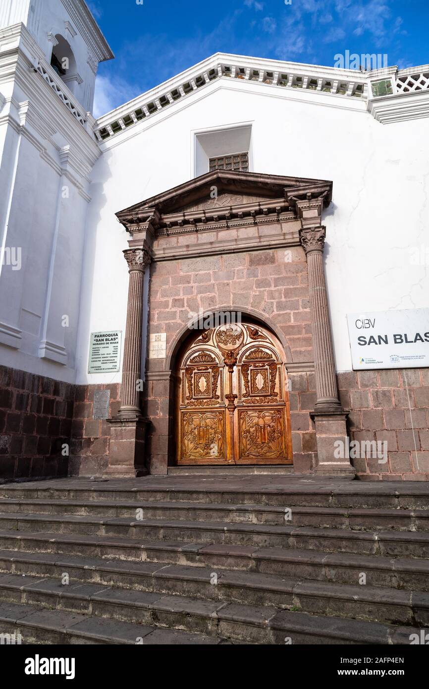 Quito, Ecuador, 26. Mai 2019: Iglesia de San Blas zeigt ihr Glockenturm, die Treppe und die Holztür mit Veranda aus Stein auf einem schönen Sommer nach Stockfoto