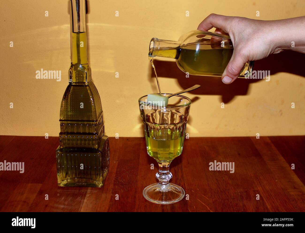 Schöne Flasche Absinth mit der Form der Mole Antonelliana, dem Symbol von Turin, Italien. Stockfoto