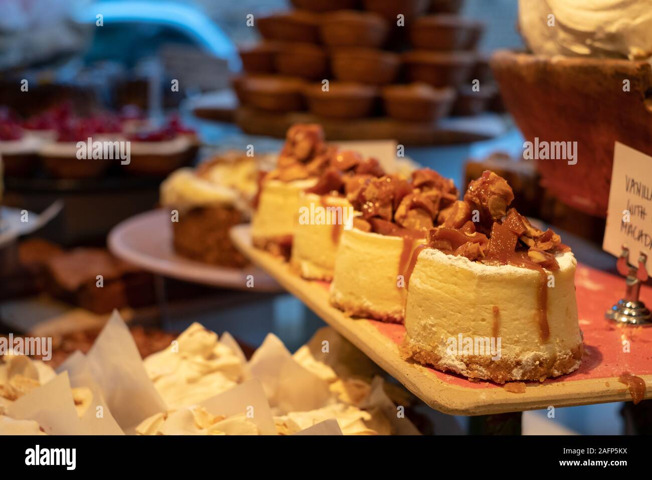 Kuchen in der ottolenghi Restaurant und Shop in Spitalfields, London UK. Diese sind Mini Käsekuchen mit gesalzenem Karamell Mutter nachfüllen. Stockfoto