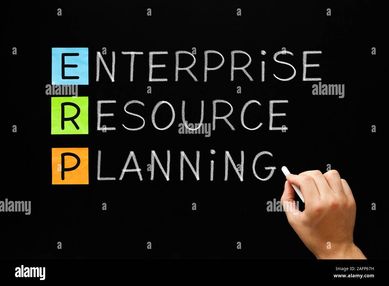 Hand schreiben die Abkürzung ERP Enterprise Resource Planning mit weißer Kreide auf Tafel. Stockfoto