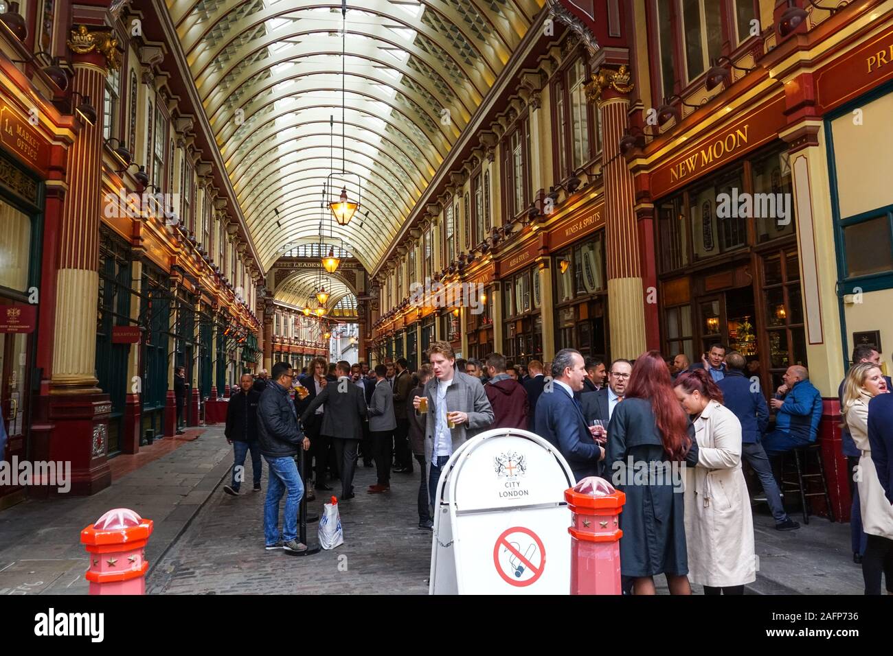 Stadtarbeiter trinken Bier vor der Kneipe am Leadenhall Market in London, England, Großbritannien Stockfoto