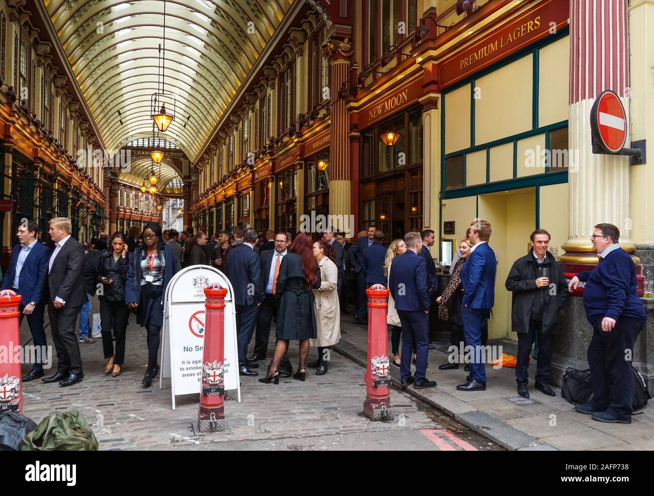 Stadtarbeiter trinken Bier vor der Kneipe am Leadenhall Market in London, England, Großbritannien Stockfoto