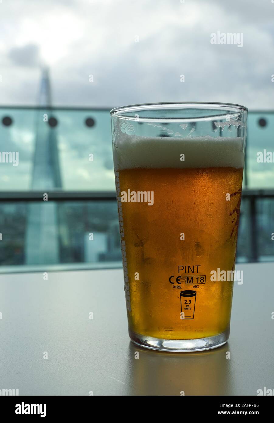 Ein Pint Ale auf dem Tisch mit dem Shard Wolkenkratzer im Hintergrund Stockfoto
