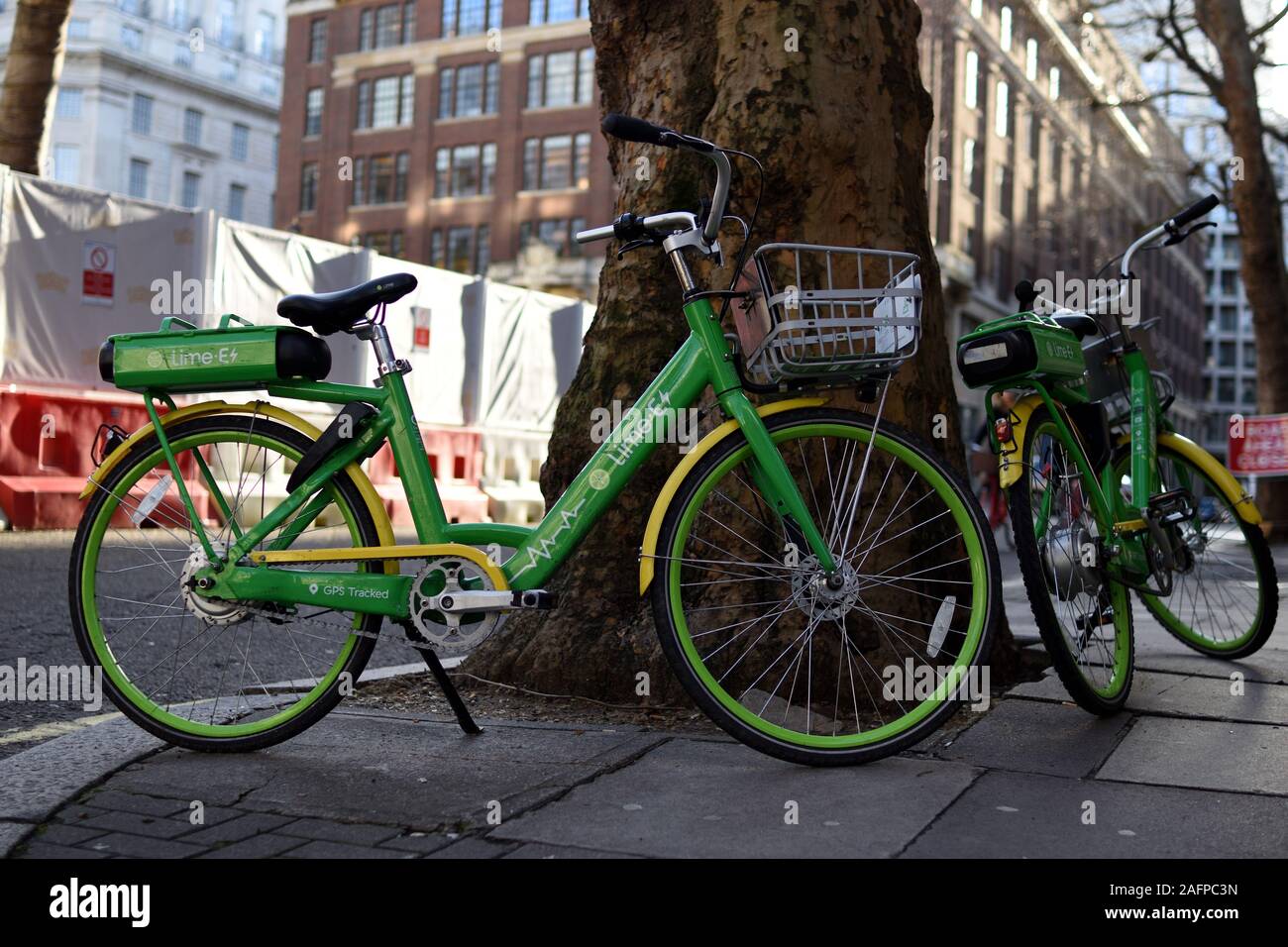 London UK 15.Dezember 2019 - Zwei Kalk-E-Bikes auf die London Street Stockfoto