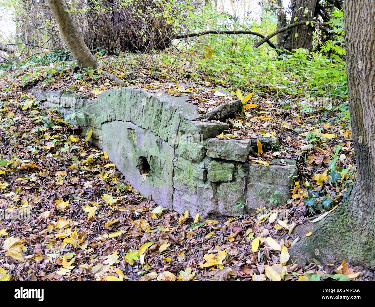 Ein gemauerter Eingang zu einem unterirdischen Passage Stockfoto