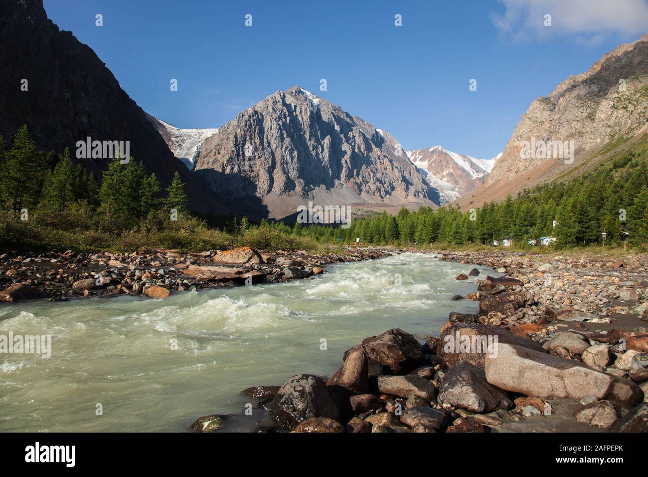 Altai Berge und den Fluss Wald Stockfoto