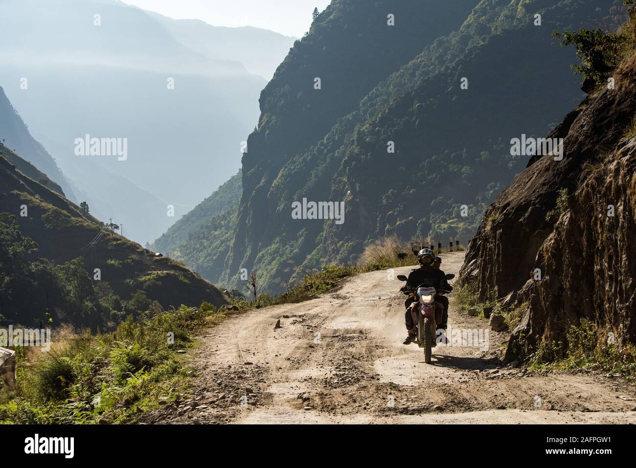 Motorrad auf den Berg Straße in Nepal Stockfoto